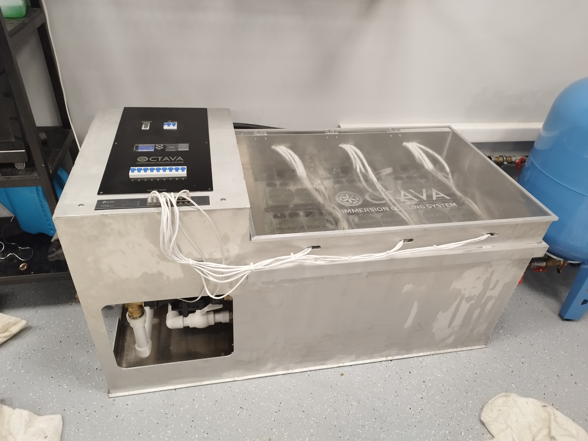 OCTAVA C9 Система иммерсионного охлаждения (Octava Coolant - 400л, Непрозрачный композит, 1 Теплообменник до 75кВт, Контроллер)